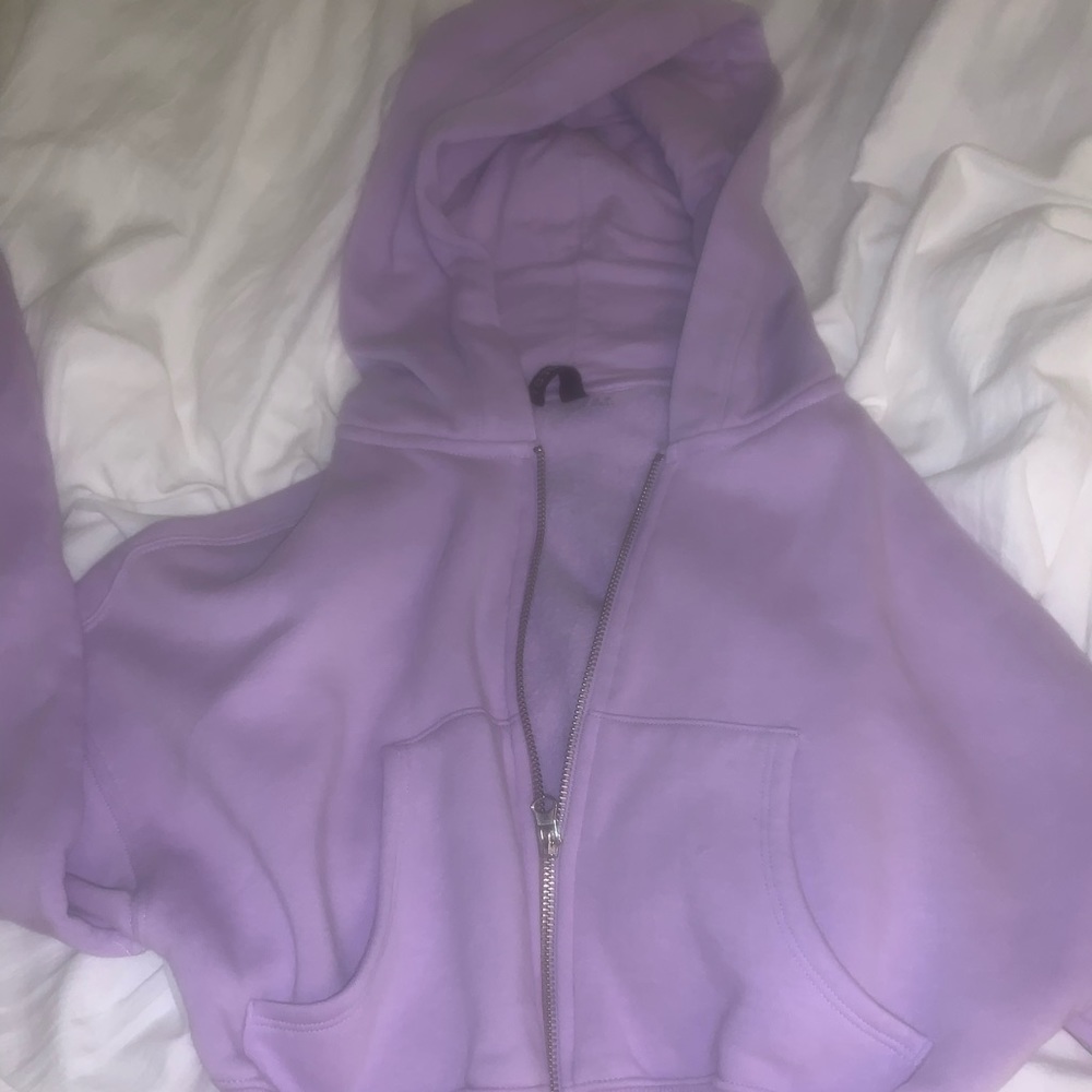 Long sleeve, cropped, thin jacket.